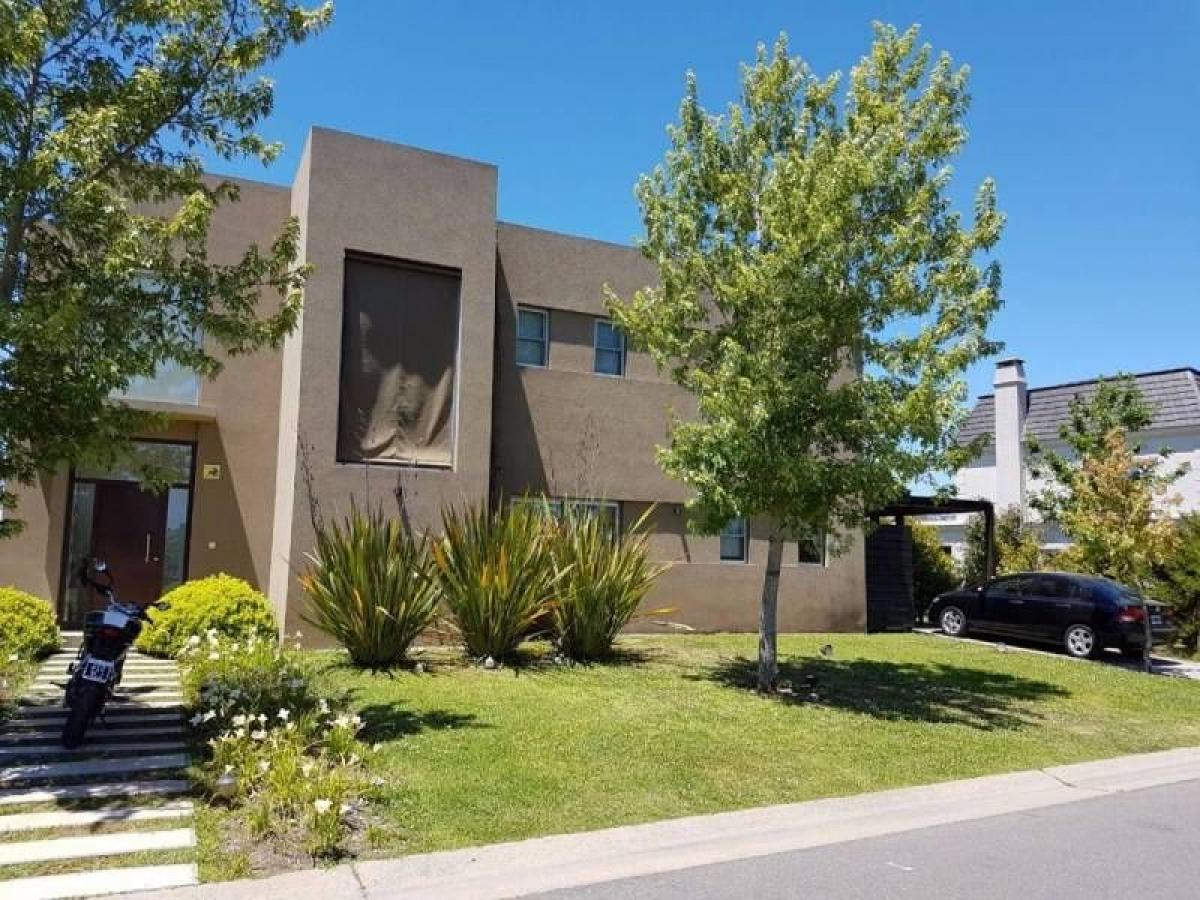 Casa de 3 dormitorios en Tigre, Argentina No. 63928