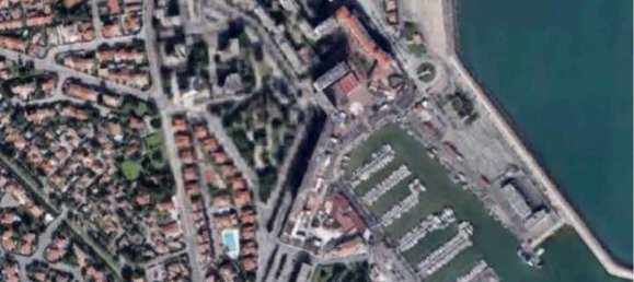  Parking in Saint-Cyprien, France No. 342113 3