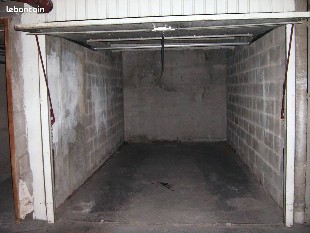 13m² Garage in Marseille, France No. 331493