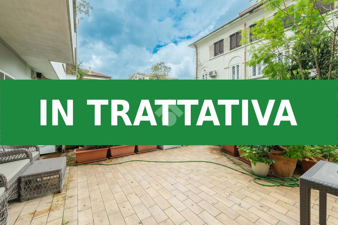 Квартира с 2 комнатами в Рим, Италия № 161099