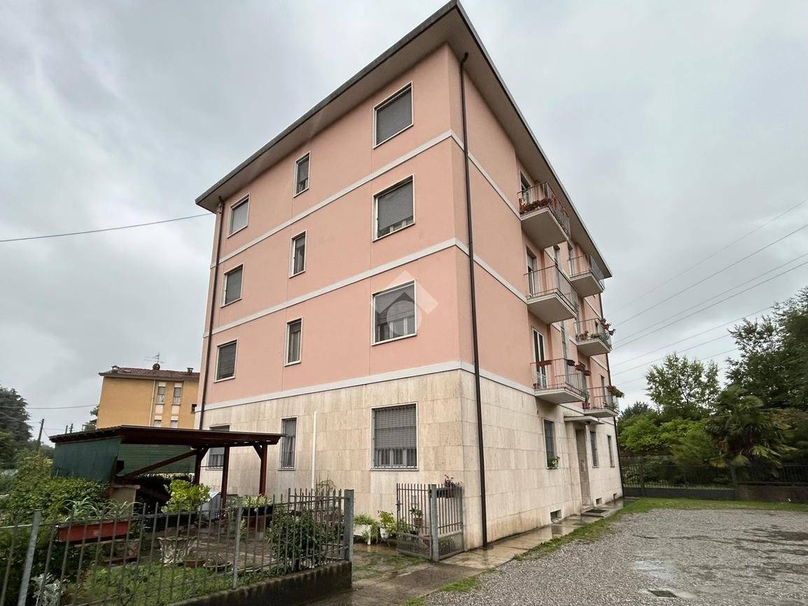 3 bedrooms Apartment in Brescia, Italy No. 295204