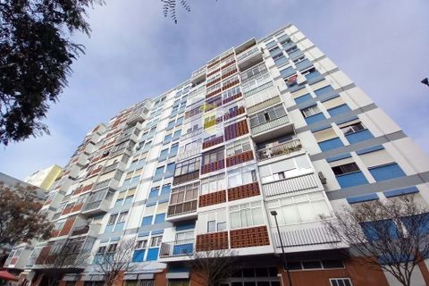 3 bedrooms Apartment in Corroios, Portugal No. 229744