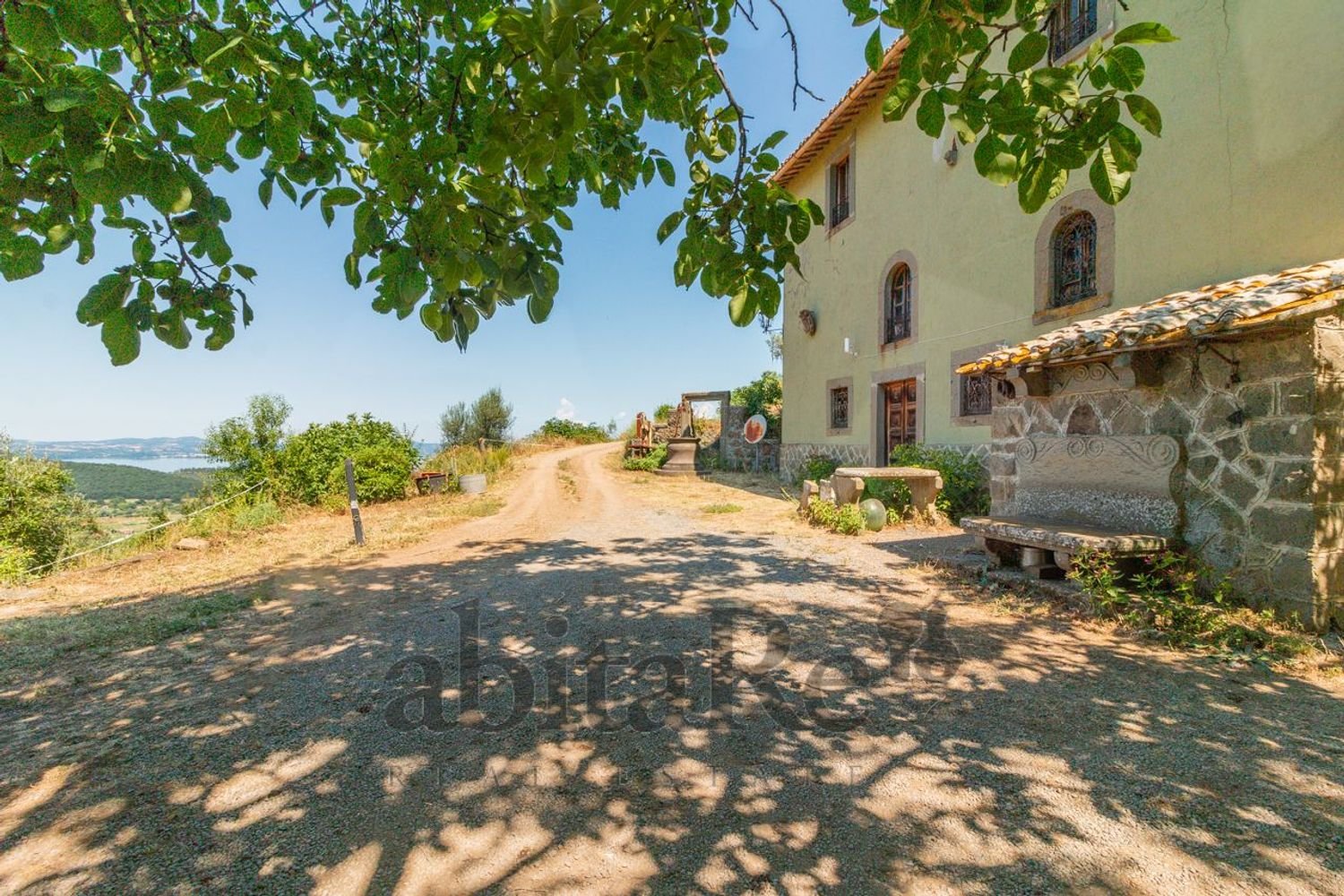 Дом с 6 комнатами в Монтефьясконе, Италия № 277787