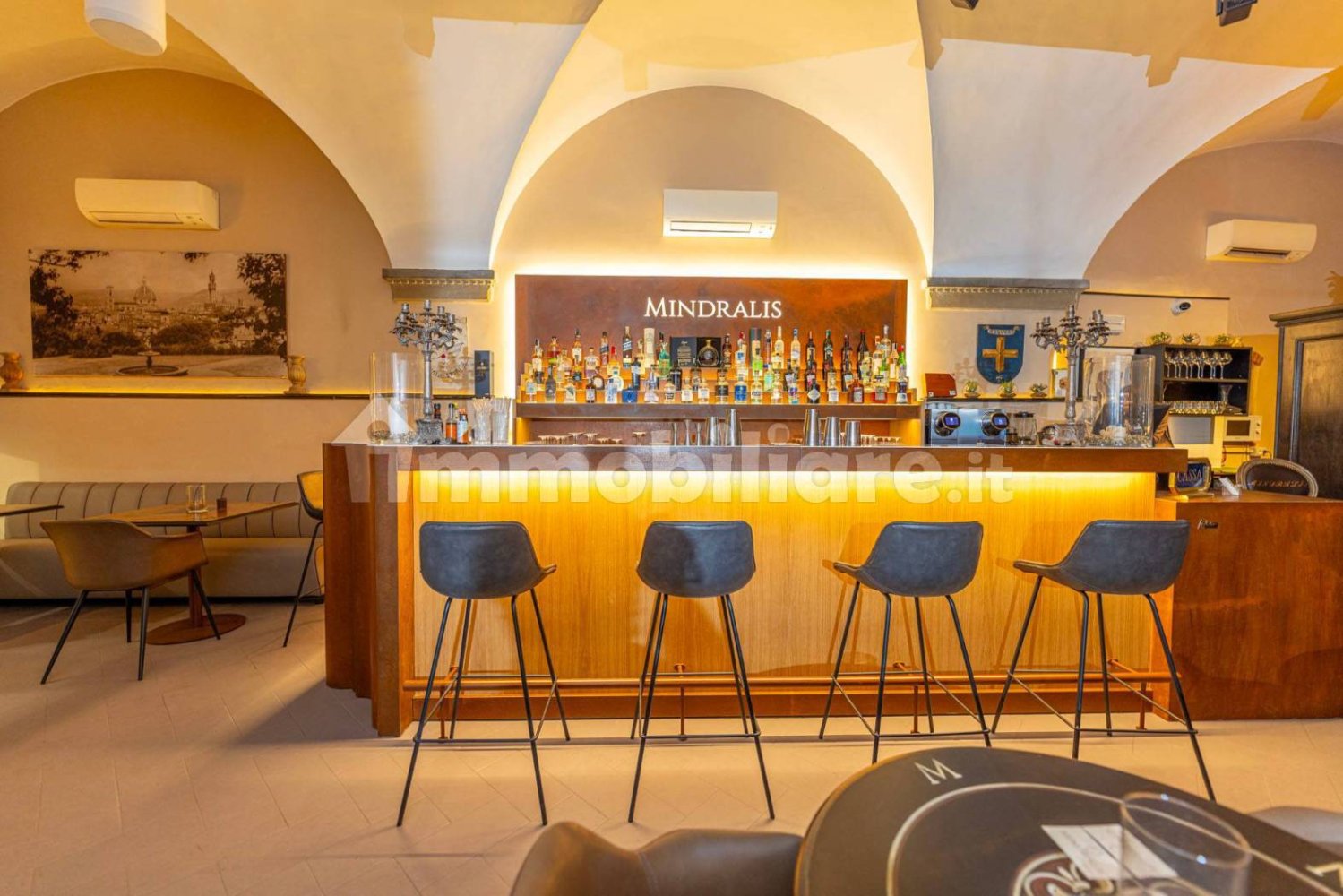 2 rooms Commercial property in Florence, Italy No. 38875