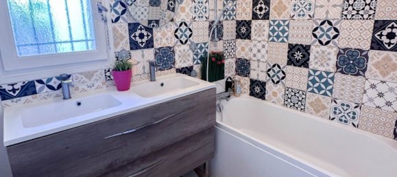 3 bedrooms House in Saint-Esteve, France No. 294828 8