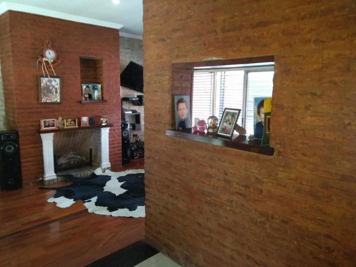 Casa de 2 dormitorios en Morón, Argentina No. 89225