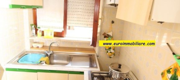 2-salle Appartement à Pineto, Italy No. 295988 9