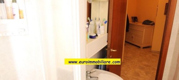 2-salle Appartement à Pineto, Italy No. 295988 11