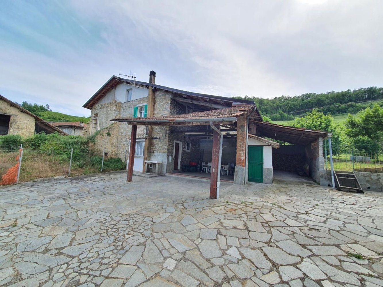 6 rooms Building in Monastero Bormida, Italy No. 84030