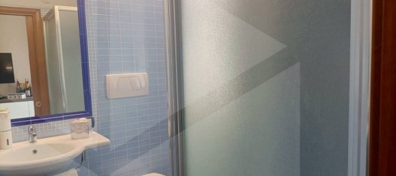 Apartamento de 5 habitaciónes en Bari, Italy No. 17878 17