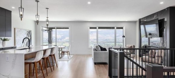 5 bedrooms House in British Columbia, Canada No. 1286 2