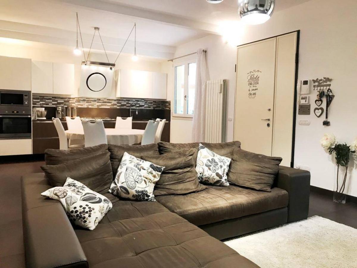 3 bedrooms Villa in Porcari, Italy No. 1075