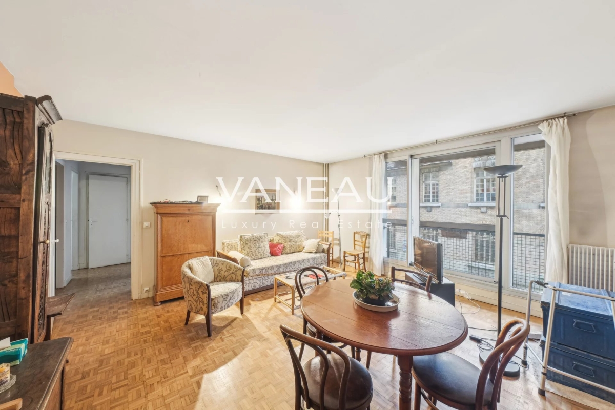 4 rooms Apartment in Paris, France No. 136481