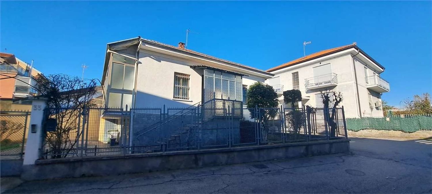 Villa de 6 habitaciónes en Moncalieri, Italy No. 136374