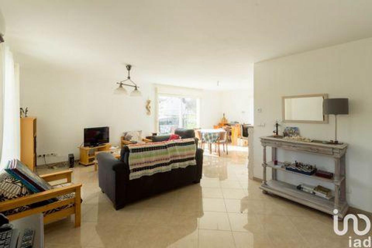 Casa de 3 dormitorios en Longchamp, France No. 3947