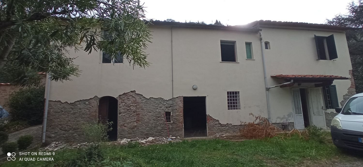 Casa de 6 habitaciónes en Pescia, Italy No. 93040