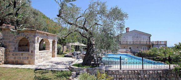 4 bedrooms Commercial property in Budva, Montenegro No. 121 7