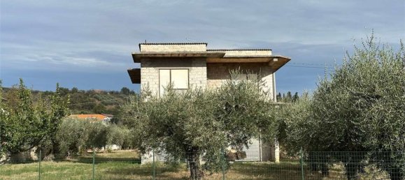 Дом с 4 комнатами в Эличе, Италия № 56796 3