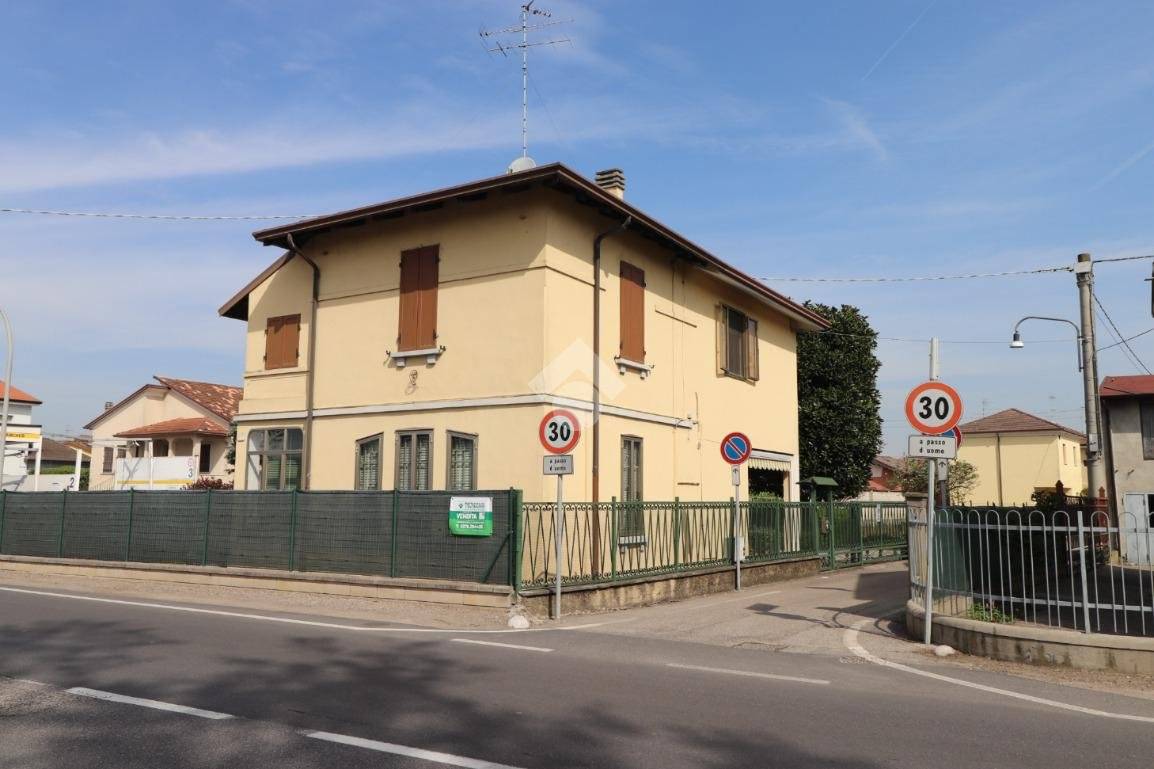 3 غرف نوم فيلا في Marmirolo, Italy رقم 129064