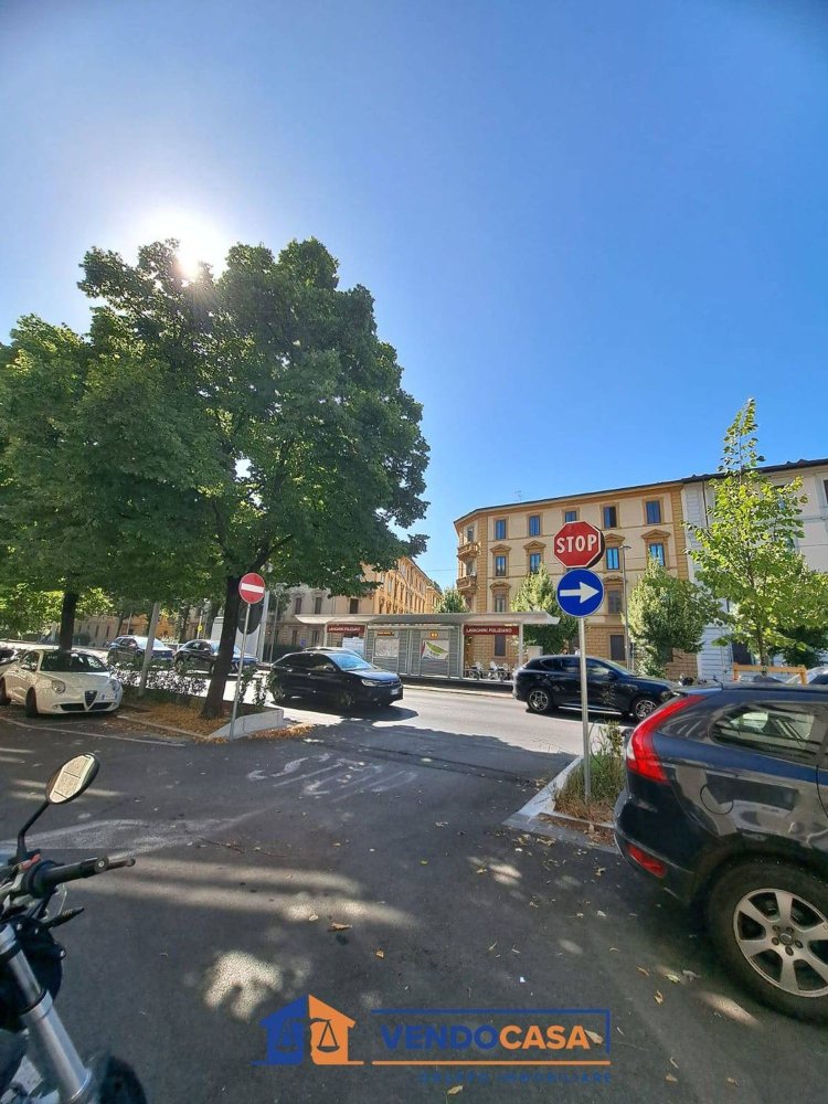 4 rooms Apartment in Florence, Italy No. 268929