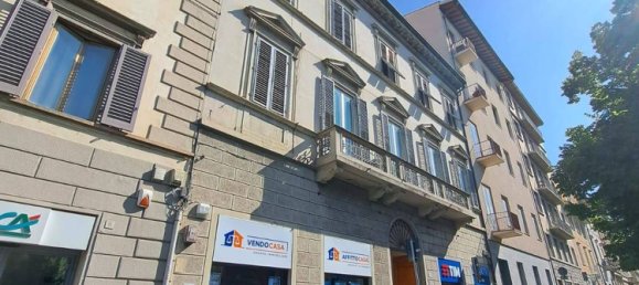 4 rooms Apartment in Florence, Italy No. 268929 2