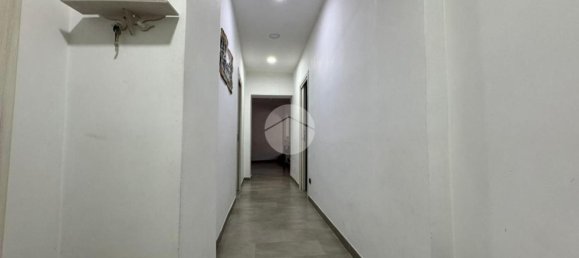 3 rooms Apartment in Naples, Italy No. 92379 2