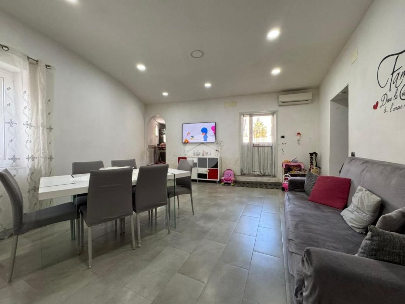 3 rooms Apartment in Naples, Italy No. 92379