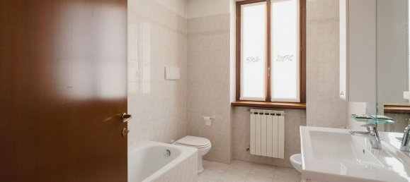 4غرفة منزل ذو طابقين في Malnate, Italy رقم 209987 31