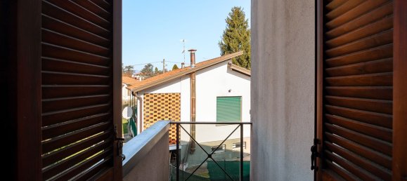 4غرفة منزل ذو طابقين في Malnate, Italy رقم 209987 95