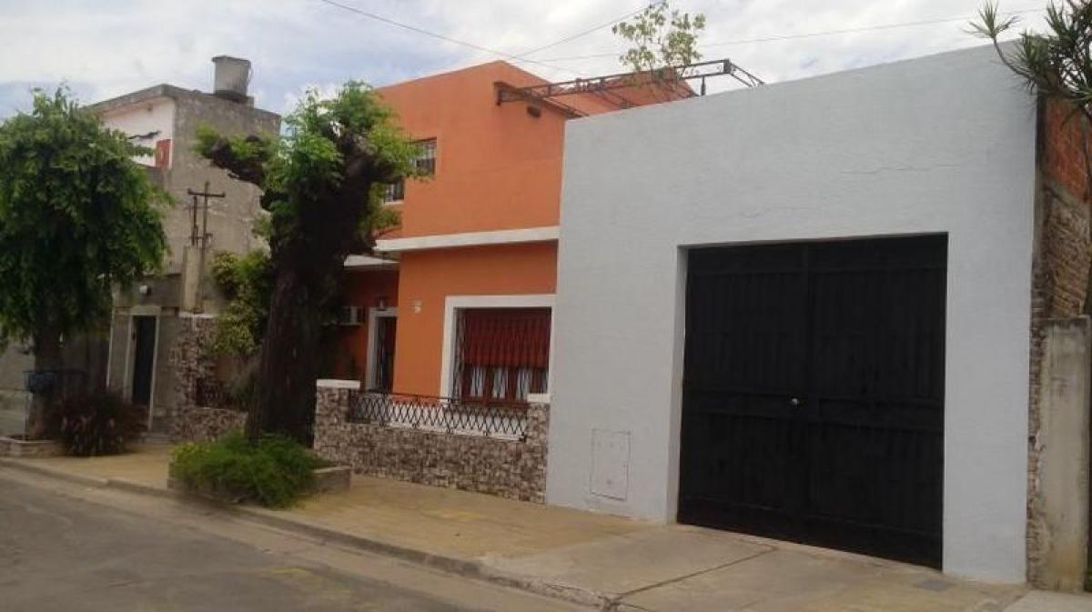 Casa de 3 dormitorios en Tres de Febrero, Argentina No. 60811