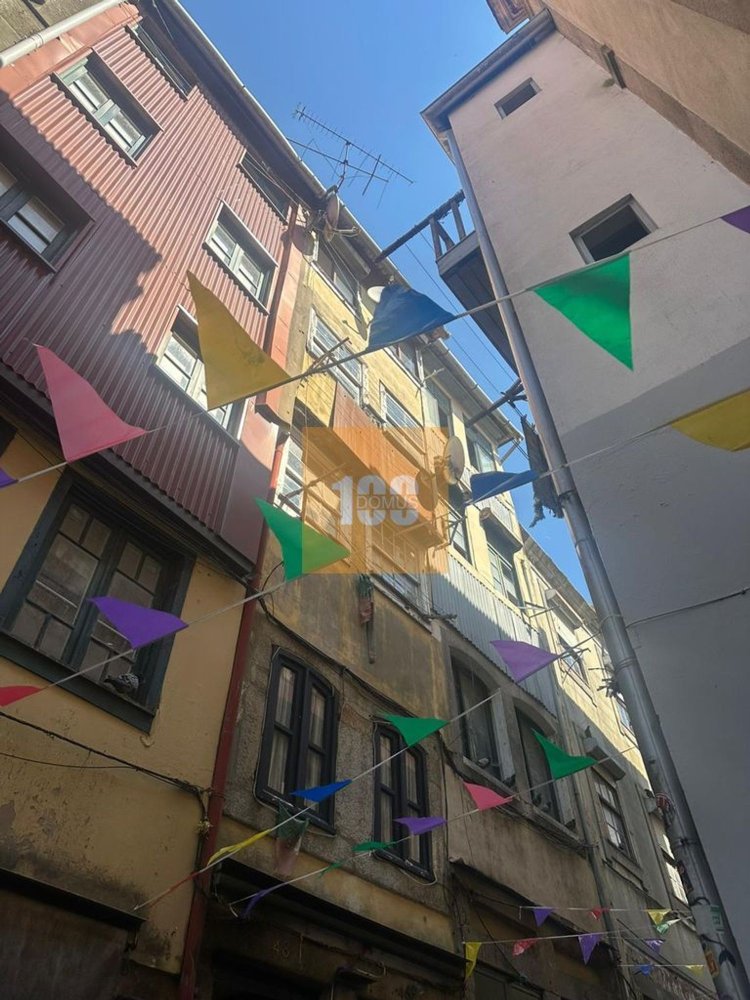 140m² Building in Porto, Portugal No. 216582