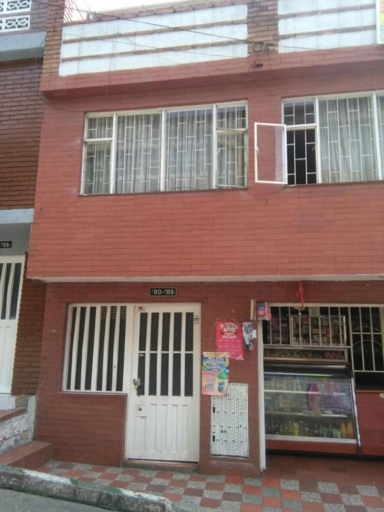 Casa de 4 dormitorios en Bogotá, Colombia No. 14498