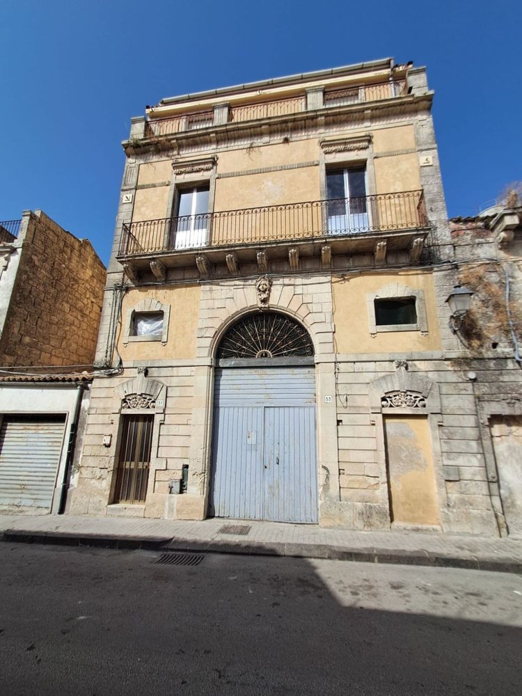 8 bedrooms House in Palazzolo Acreide, Italy No. 310854