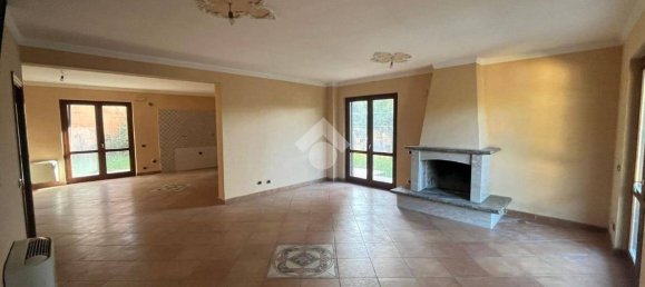 3 bedrooms House in Frosinone, Italy No. 155104 2