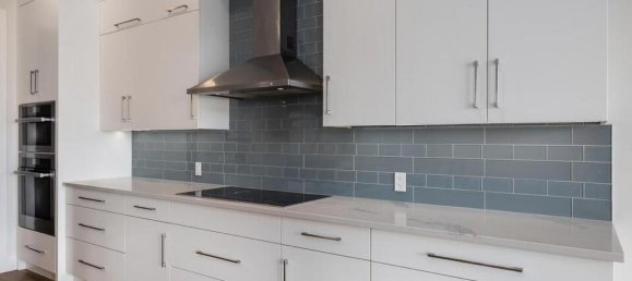 4 bedrooms House in British Columbia, Canada No. 1174 6