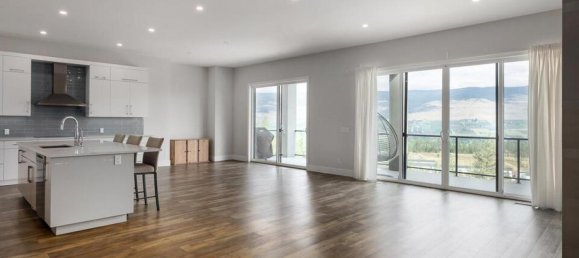 4 bedrooms House in British Columbia, Canada No. 1174 4