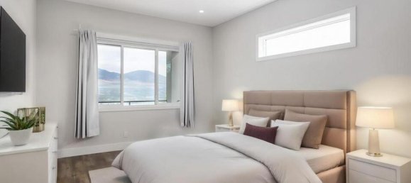 4 bedrooms House in British Columbia, Canada No. 1174 10