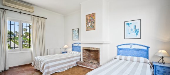 6 bedrooms Villa in Estepona, Spain No. 4643 24