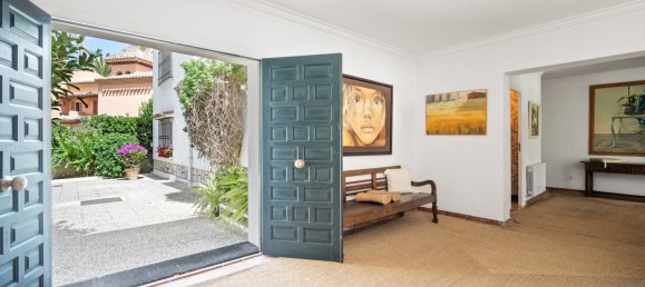 6 bedrooms Villa in Estepona, Spain No. 4643 3