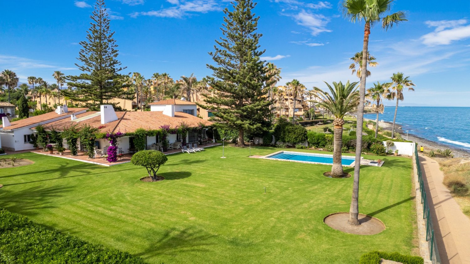 6 bedrooms Villa in Estepona, Spain No. 4643