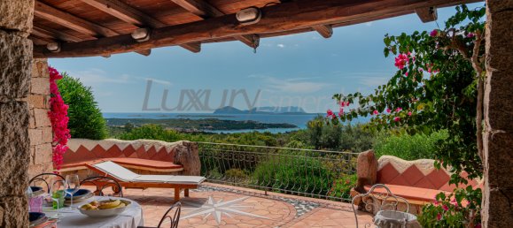 Villa de 5 dormitorios en Arzachena, Italy No. 64909 3