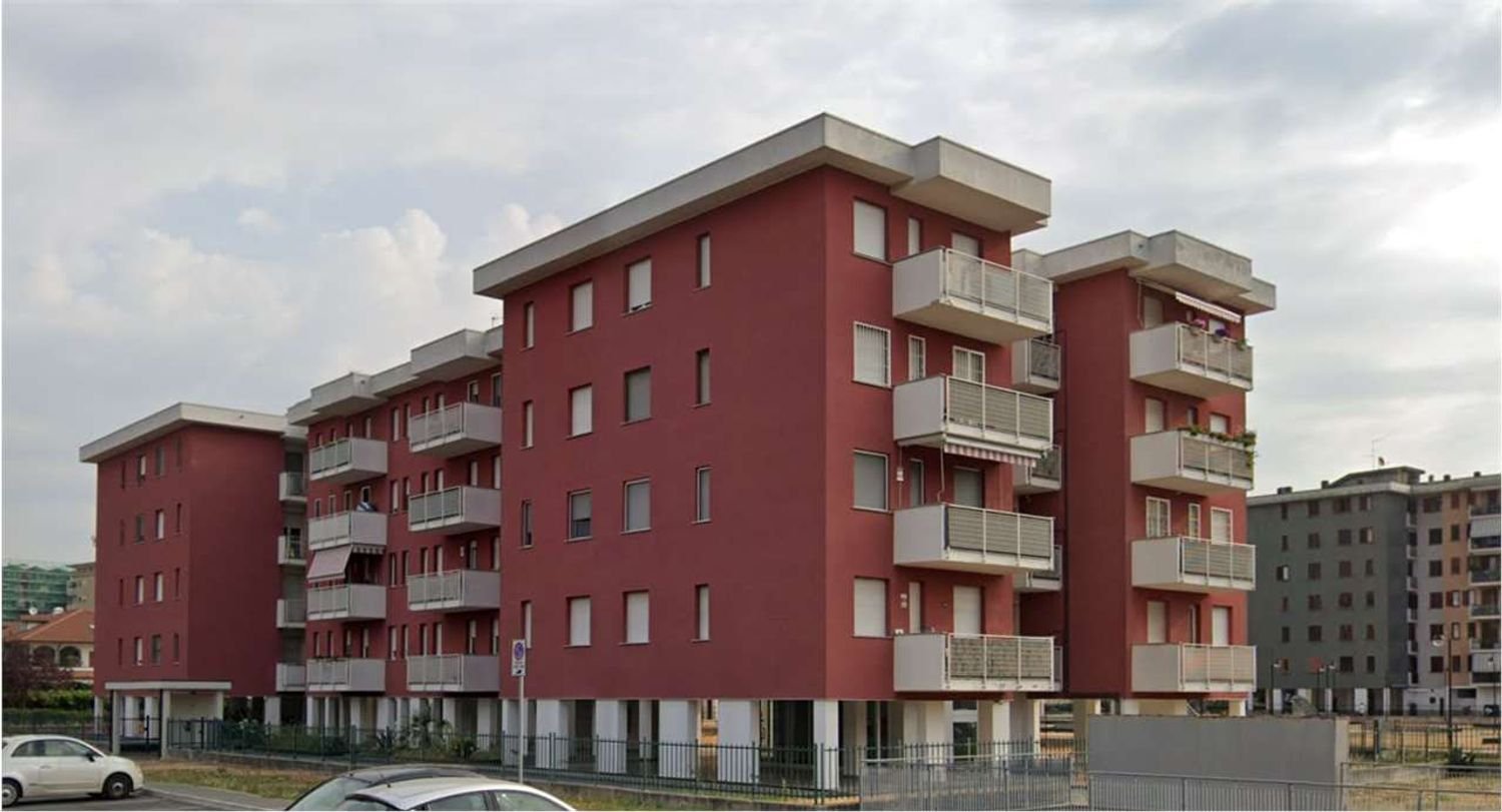 5 rooms Apartment in Garbagnate Milanese, Italy No. 93077