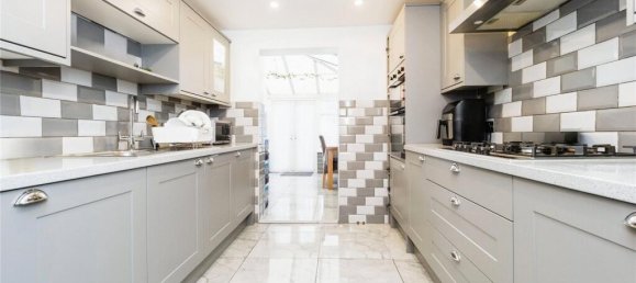 3 bedrooms House in East Ham, United Kingdom No. 11398 14