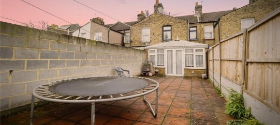 3 bedrooms House in East Ham, United Kingdom No. 11398 42