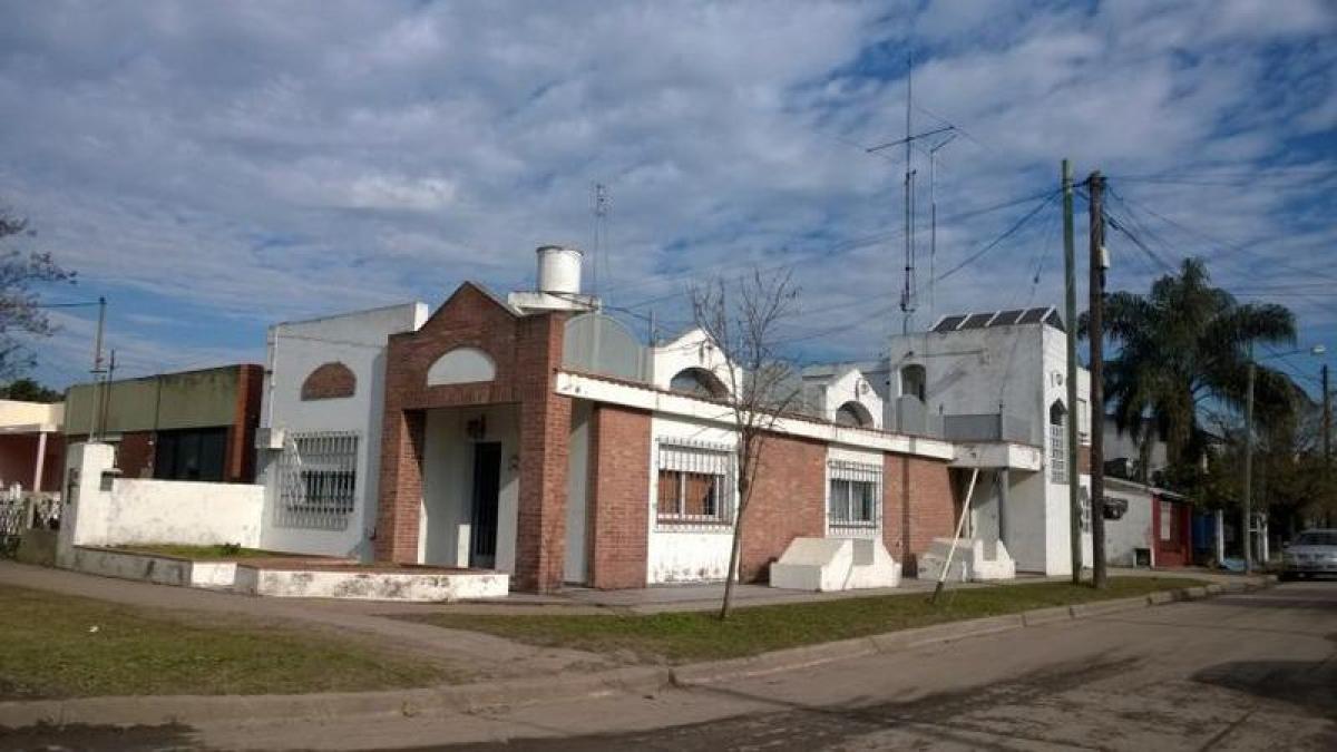 5 bedrooms House in Almirante Brown, Argentina No. 79349