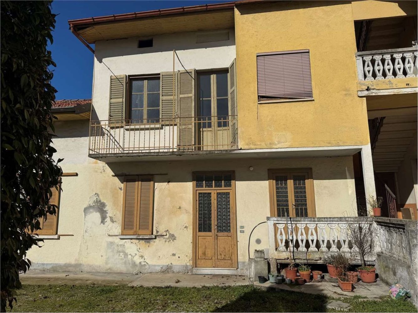 Дом с 4 комнатами в Традате, Италия № 3409