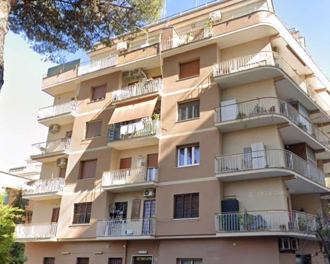 5 bedrooms Apartment in Rome, Italy No. 322470