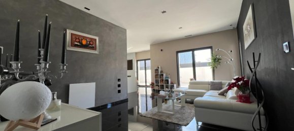 3 bedrooms Villa in Argeliers, France No. 202910 5