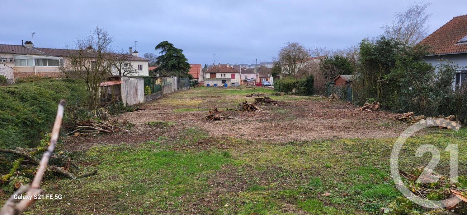 Terrain à Châlons-en-Champagne, France 822m² No. 77945