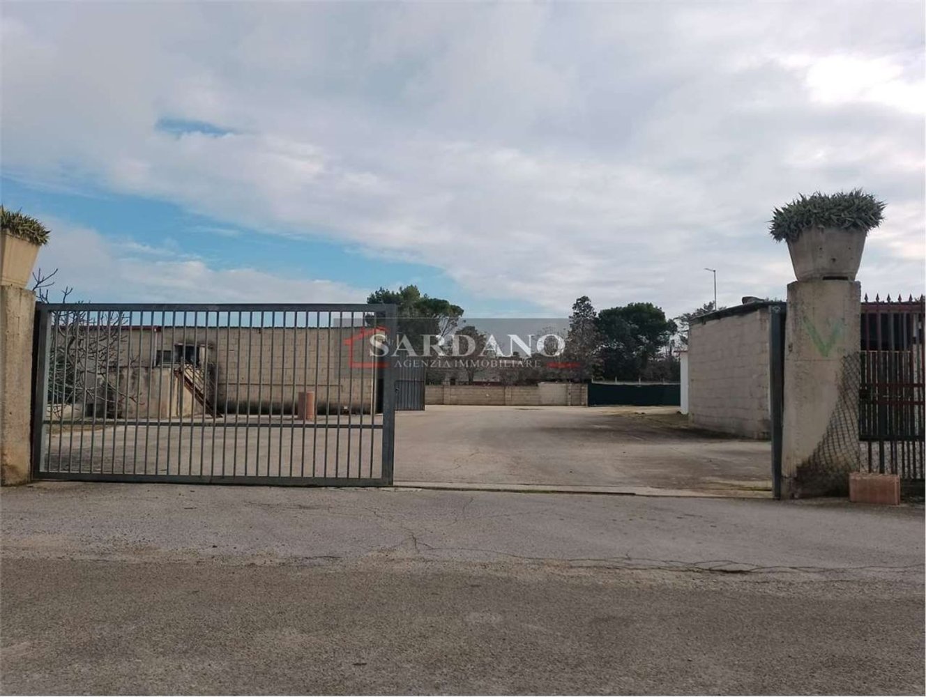 650m² Warehouse in Latiano, Italy No. 90391